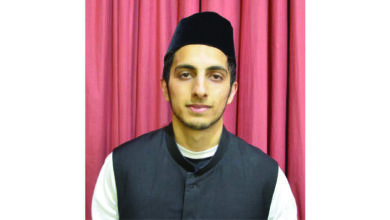 Photo of عزیزم رضا سلیم مرحوم۔ تقریبِ تقسیمِ اسناد کے موقع پر، اپنے ساتھیوں سے