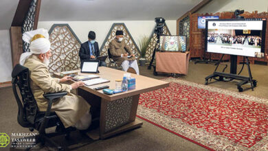 Photo of امیر المومنین حضرت خلیفۃ المسیح الخامس ایّدہ اللہ تعالیٰ بنصرہ العزیز کے ساتھ جرمنی کے فارغ التحصیل طلبہ اور طالبات کی(آن لائن) ملاقات