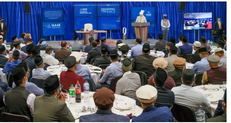 Photo of مسیح موعودؑ کی جماعت خدمتِ انسانیت کے لیے ہمیشہ تیار رہے۔ IAAAE کی سالانہ کانفرنس سے حضورِ انور کا بصیرت افروز خطاب