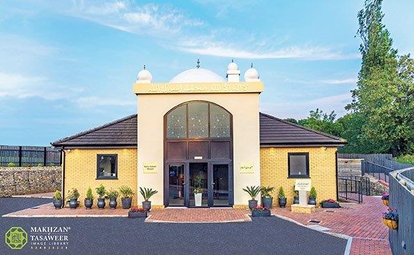 Photo of مسجد بیت السلام سکنتھورپ کے افتتاح کی تیاری پر مشتمل ایک رپورٹ