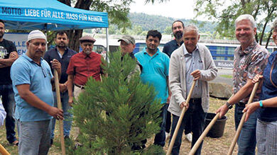 Photo of جماعت روڈس ہائم (جرمنی) میں پودا لگانے کی ایک یادگار تقریب
