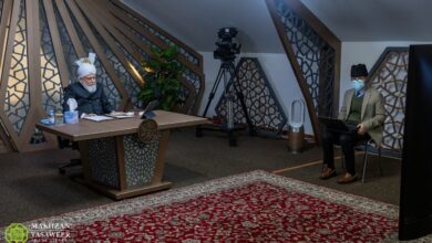 Photo of امیر المومنین حضرت خلیفۃ المسیح الخامس ایّدہ اللہ تعالیٰ بنصرہ العزیز کے ساتھ ممبران جماعت احمدیہ البانیا کی (آن لائن) ملاقات