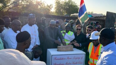 Photo of بصے، گیمبیا میں احمدیہ ہسپتال کی نئی عمارت کے سنگ بنیاد کی تقریب میں صدر مملکت کی آمد