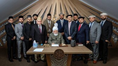 Photo of امیر المومنین حضرت خلیفۃ المسیح الخامس ایّدہ اللہ تعالیٰ بنصرہ العزیز کے ساتھ جماعت احمدیہ کی مرکزی ویب سائٹ alislam.org کے ٹیم ممبران کی ملاقات