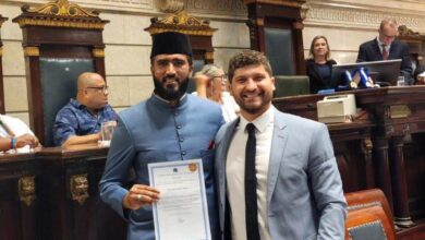 Photo of ریو دی جانئیرو (برازیل) کی کونسل کی طرف سے جماعت احمدیہ کے مبلغ کو ممبرشپ اوراعزازی سند دی گئی