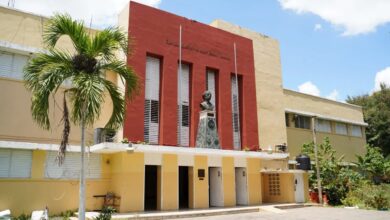 Photo of ڈومنیکن ری پپلک کے Juan Pablo Duarteسکول کے صدر دروازہ پر حضور انور ایدہ اللہ کا پیغام