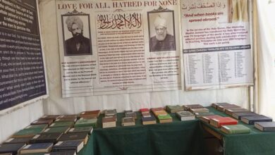 Photo of گیمبیا میں تجارتی و ثقافتی میلے کے موقع پر جماعتی سٹال پر قرآن کریم اور دیگر کتب کی نمائش