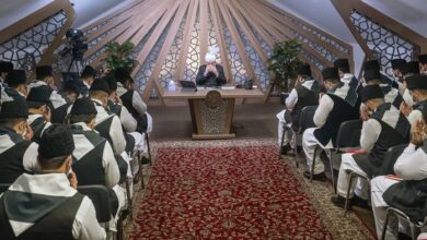 Photo of امیر المومنین حضرت خلیفۃ المسیح الخامس ایّدہ اللہ تعالیٰ بنصرہ العزیز کے ساتھ مجلس خدام الاحمدیہ کینیڈا کے وفد کی ملاقات