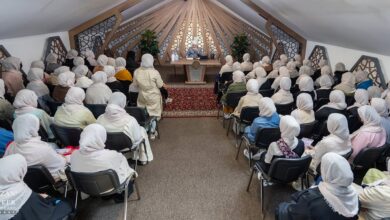 Photo of امیر المومنین حضرت خلیفۃ المسیح الخامس ایّدہ اللہ تعالیٰ بنصرہ العزیز کے ساتھ ناصرات الاحمدیہ جرمنی کے ایک وفد کی ملاقات