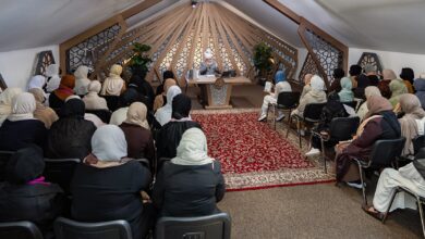 Photo of امیر المومنین حضرت خلیفۃ المسیح الخامس ایّدہ اللہ تعالیٰ بنصرہ العزیز کے ساتھ لجنہ اماء اللہ اور ناصرات الاحمدیہ جرمنی کے ایک وفد کی ملاقات