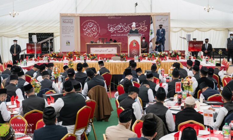 Photo of وفا، محنت اور دعا ایک مبلغ کی کامیابی کا راز ہیں (تقریب تقسیم اسناد جامعہ احمدیہ یوکے، کینیڈا و جرمنی سے حضورِ انور کا خطاب)