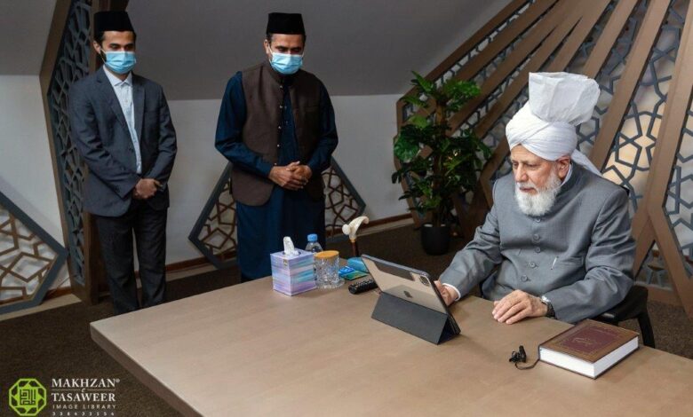 Photo of امیر المومنین حضرت خلیفۃ المسیح الخامس ایدہ اللہ تعالیٰ بنصرہ العزیز کے دست مبارک سے جماعت احمدیہ کی مرکزی فارسی ویب سائٹ کا اجرا