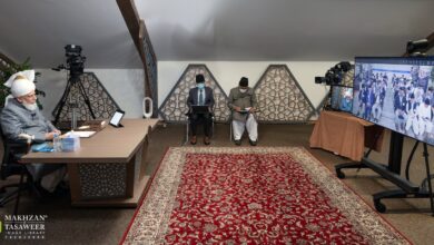 Photo of امیر المومنین حضرت خلیفۃ المسیح الخامس ایّدہ اللہ تعالیٰ بنصرہ العزیز کے ساتھ مبلغین سلسلہ جماعت احمدیہ امریکہ کی ملاقات