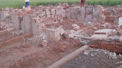 Photo of سیالکوٹ: پولیس کی موجودگی میں انتہا پسندوں نے 47 احمدیوں کے کتبے مسمار کر دیے