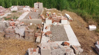 Photo of ڈگری گھمناں ضلع سیالکوٹ (پاکستان)کے انتہا پسندوں نے پولیس کی موجودگی میں ۴۷؍احمدیوں کی قبروں کےکتبے مسمار کر دیے