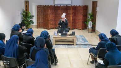 Photo of امیر المومنین حضرت خلیفۃ المسیح الخامس ایّدہ اللہ تعالیٰ بنصرہ العزیز کے ساتھ نیشنل مجلس عاملہ لجنہ اماء اللہ فرانس کی ملاقات