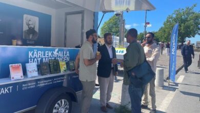 Photo of گوٹ لینڈ (Gotland)، سویڈن میں ایک سیاسی و سماجی میلہ میں جماعت کا تبلیغی سٹال