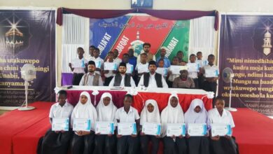 Photo of تنزانیہ میں احمدیہ پری اینڈ پرائمری سکول کے Standard- 7 کے طلبہ میں اعزازی اسناد کی تقسیم