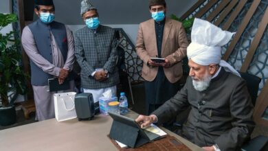 Photo of حضور انور کے دست مبارک سے جماعت احمدیہ کی تاجک ویب سائٹ کا اجرا
