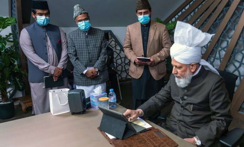 Photo of حضور انور کے دست مبارک سے جماعت احمدیہ کی تاجک ویب سائٹ کا اجرا