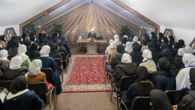 Photo of امیر المومنین حضرت خلیفۃ المسیح الخامس ایّدہ اللہ تعالیٰ بنصرہ العزیز کے ساتھ ناصرات الاحمدیہ اورلجنہ اماء الله ہالینڈ کے ایک وفد کی ملاقات