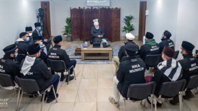 Photo of امیر المومنین حضرت خلیفۃ المسیح الخامس ایّدہ اللہ تعالیٰ بنصرہ العزیز کے ساتھ مجلس خدام الاحمدیہ میونخ،جرمنی کےایک وفد کی ملاقات