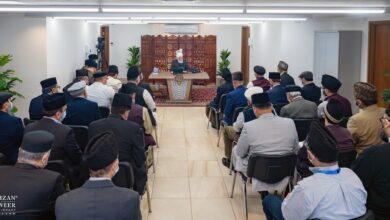 Photo of امیر المومنین حضرت خلیفۃ المسیح الخامس ایّدہ اللہ تعالیٰ بنصرہ العزیز کے ساتھ اراکین نیشنل مجلس عاملہ جماعت احمدیہ کینیڈاکی ملاقات