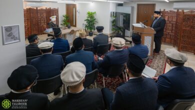 Photo of امیر المومنین حضرت خلیفۃ المسیح الخامس ایّدہ اللہ تعالیٰ بنصرہ العزیز کے ساتھ جماعت احمدیہ کی مرکزی ویب سائٹ alislam.org کے ٹیم ممبران کی ملاقات