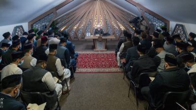 Photo of امیر المومنین حضرت خلیفۃ المسیح الخامس ایّدہ اللہ تعالیٰ بنصرہ العزیز کے ساتھ جرمنی میں میدان عمل میں خدمات سلسلہ بجا لانے والے مربیان کرام کی ملاقات