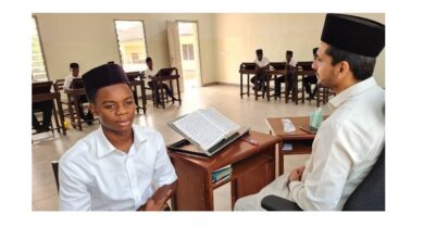 Photo of مدرسۃ الحفظ گھانا کے ترانوےویں (۹۳) طالب علم کا تکمیلِ حفظ قرآن کا اعزاز