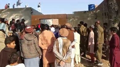 Photo of ۷۱ جنوبی سرگودھا میں شرپسند عناصر نے احمدیہ عبادتگاہ کو سیل کرانے اور جمعہ کی عبادت کرنے پراحمدیوں کے خلاف نیا مقدمہ درج کرانے کے لیے ہجوم اکٹھا کر کے دھرنا دے دیا۔پولیس بھی موجود