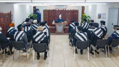 Photo of امیر المومنین حضرت خلیفۃ المسیح الخامس ایّدہ اللہ تعالیٰ بنصرہ العزیز کے ساتھ مجلس خدام الاحمدیہ امریکہ کے Great Lakesریجن کے ایک وفدکی ملاقات