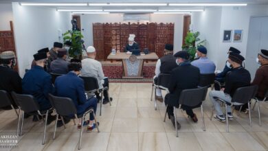 Photo of امیر المومنین حضرت خلیفۃ المسیح الخامس ایّدہ اللہ تعالیٰ بنصرہ العزیز کے ساتھ مجلس عاملہ جماعت احمدیہ سیکٹر ۷۸؍ فرانس کی ملاقات