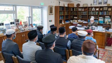 Photo of امیر المومنین حضرت خلیفۃ المسیح الخامس ایّدہ اللہ تعالیٰ بنصرہ العزیز کے ساتھ جماعت احمدیہ ڈنمارک کے اطفال، خدام اور انصار پر مشتمل ایک وفد کی ملاقات