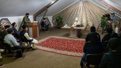 Photo of امیر المومنین حضرت خلیفۃ المسیح الخامس ایّدہ اللہ تعالیٰ بنصرہ العزیز کے ساتھ ا یم ٹی اے انٹرنیشنل کینیڈا اسٹوڈیوز کےسٹاف ممبران اور رضاکاران کے ایک وفد کی ملاقات