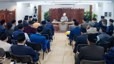 Photo of امیر المومنین حضرت خلیفۃ المسیح الخامس ایّدہ اللہ تعالیٰ بنصرہ العزیز کے ساتھ ممبران نیشنل مجلس عاملہ جماعت احمدیہ برطانیہ کی ملاقات