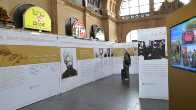 Photo of فرینکفرٹ کے مرکزی ریلوے اسٹیشن پر 9 اور 10نومبر 2015ء کو جماعت احمدیہ جرمنی کے زیر اہتمام اسلام کے امن اور محبت کے پیغام پر مشتمل شاندار نمائش کا انعقاد