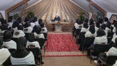 Photo of امیر المومنین حضرت خلیفۃ المسیح الخامس ایّدہ اللہ تعالیٰ بنصرہ العزیز کے ساتھ لجنہ اماء اللہ ناروے کی نیشنل مجلس عاملہ اور طالبات کے ایک وفد کی ملاقات