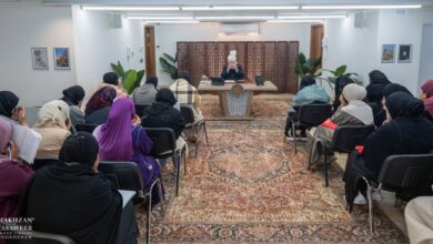 Photo of امیر المومنین حضرت خلیفۃ المسیح الخامس ایّدہ اللہ تعالیٰ بنصرہ العزیز کے ساتھ اراکینِ نیشنل مجلسِ عاملہ لجنہ اماء الله کینیڈا کے ایک وفد کی ملاقات