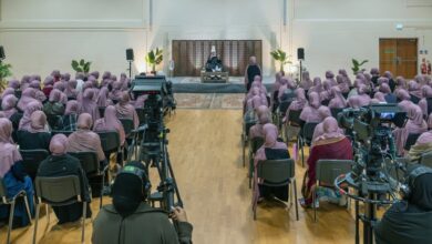 Photo of امیر المومنین حضرت خلیفۃ المسیح الخامس ایّدہ اللہ تعالیٰ بنصرہ العزیز کے ساتھ احمدیہ مسلم ویمن سٹوڈنٹس ایسوسی ایشن(AMWSA)کینیڈا کی طالبات کےایک وفد کی ملاقات