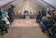 Photo of امیر المومنین حضرت خلیفۃ المسیح الخامس ایّدہ اللہ تعالیٰ بنصرہ العزیز کے ساتھ ہیومینٹی فرسٹ برطانیہ کی ٹیم کے اراکین کی ملاقات