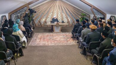 Photo of امیر المومنین حضرت خلیفۃ المسیح الخامس ایّدہ اللہ تعالیٰ بنصرہ العزیز کے ساتھ ہیومینٹی فرسٹ برطانیہ کی ٹیم کے اراکین کی ملاقات