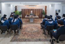 Photo of امیر المومنین حضرت خلیفۃ المسیح الخامس ایّدہ اللہ تعالیٰ بنصرہ العزیز کے ساتھ مجلس خدام الاحمدیہ امریکہ کے ساؤتھ ایسٹ ریجن کے ایک وفد کی ملاقات